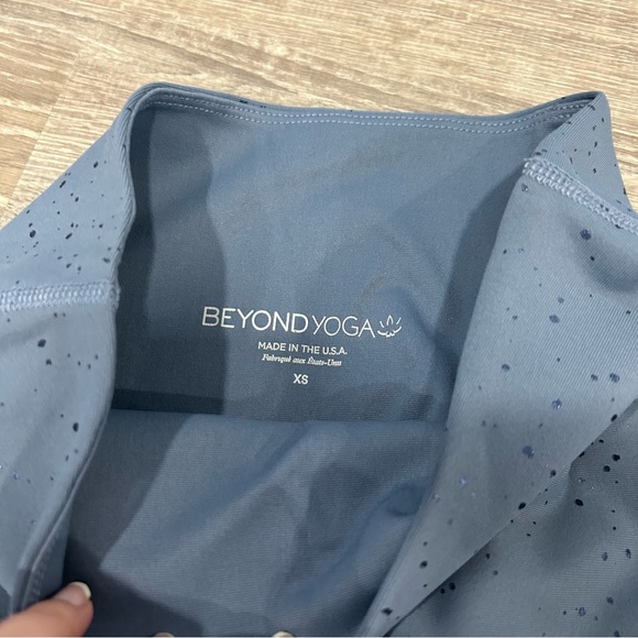 Beyond Yoga Alloy Sparkle High waisted Midi Legging in Blue & Shiny Sparkle XS - Picture 6 of 8